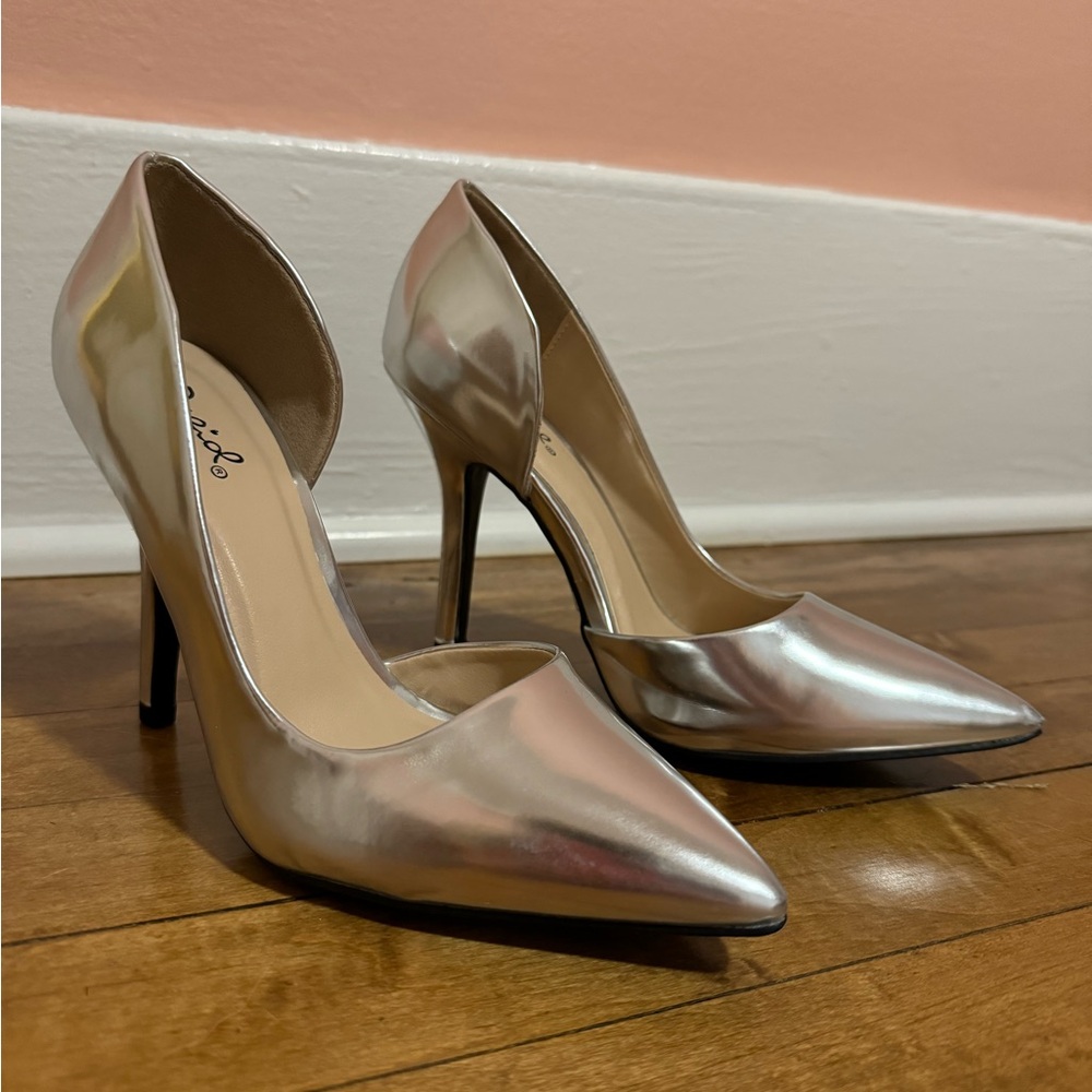 Qupid Silver metallic stiletto heels size 7.5 new in box